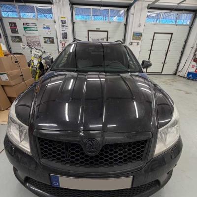 Montáž záznamové kamery MIO 955 W Dual do vozu Škoda Octavia II RS